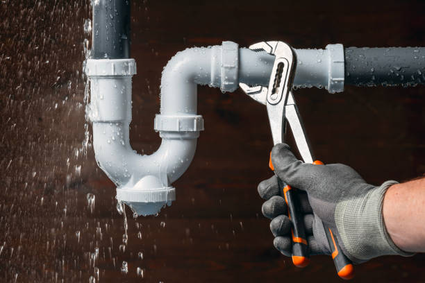 Professional Emergency Plumber technician working in Hagerstown, IN